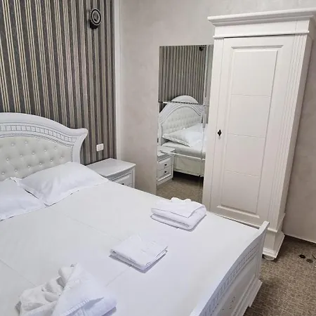 Dnt House 2 Gasthof Craiova